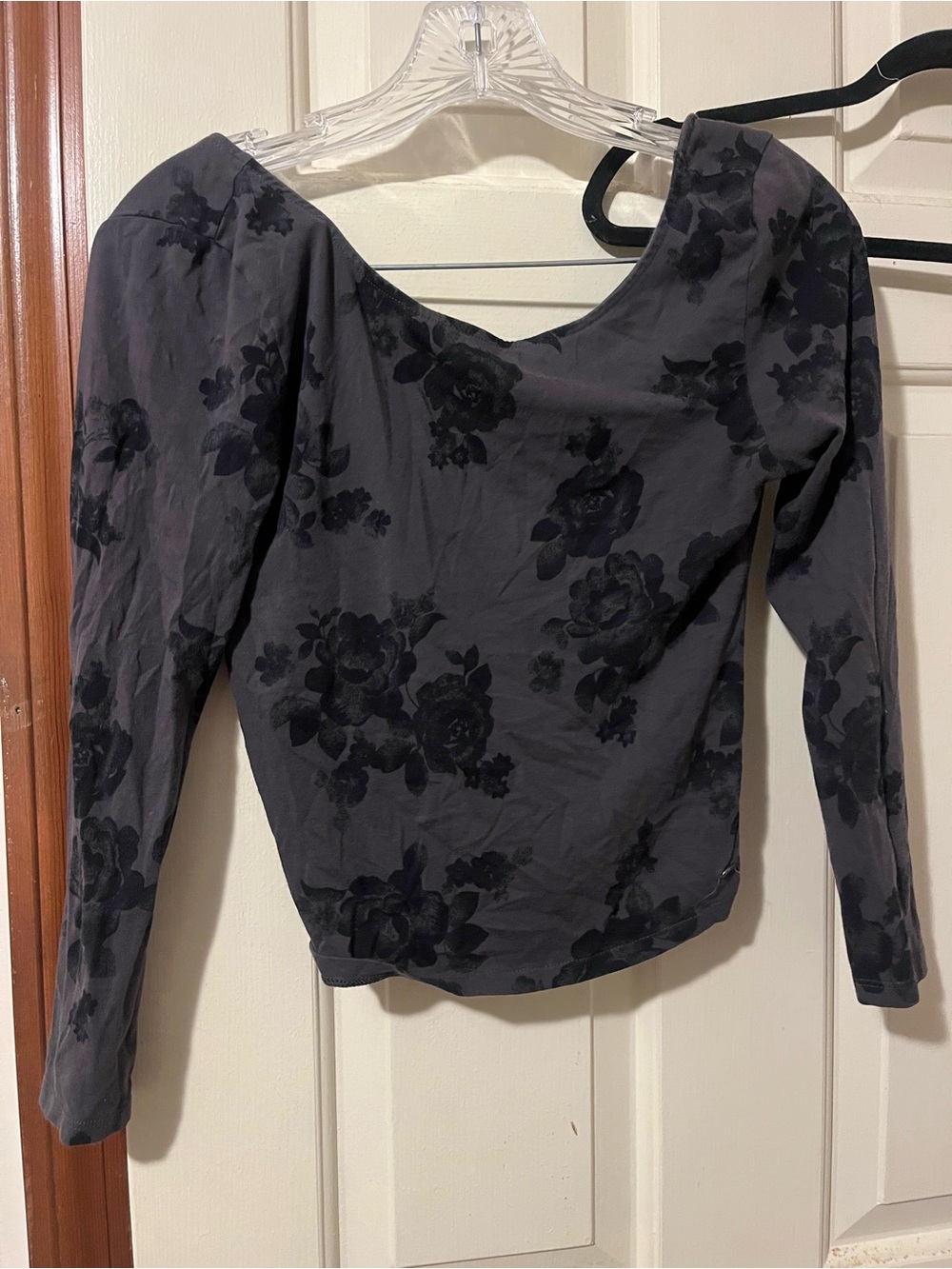 Cute cropped American Eagle going out top!